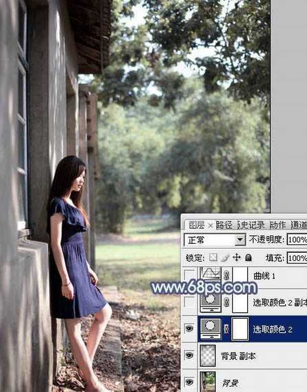 Photoshop将房檐下的美女增加古典暗蓝色效果