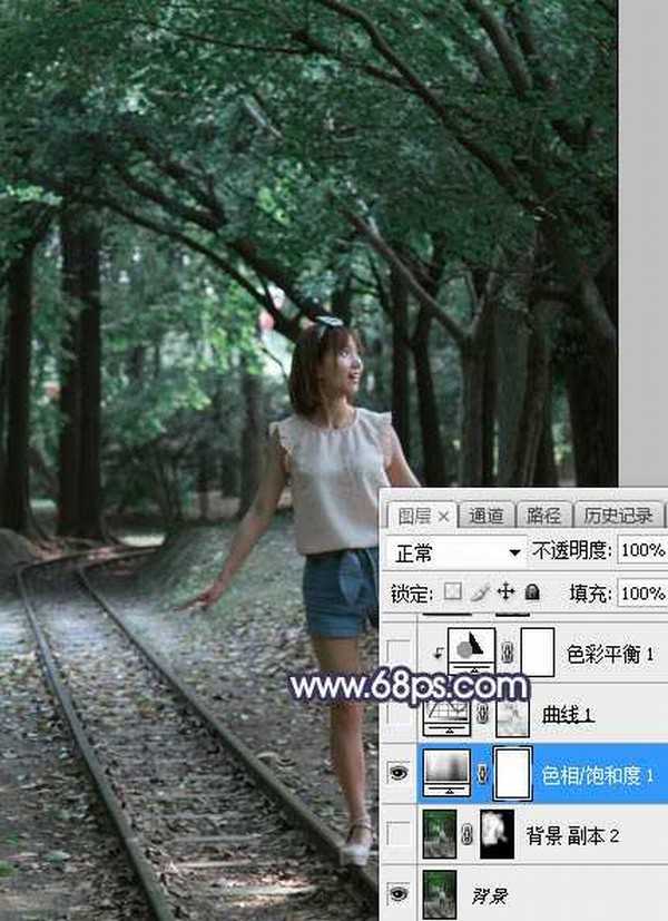 Photoshop调制出梦幻的暗调青蓝色树荫下人物图片